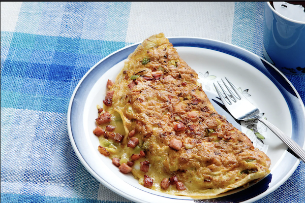 Omelette keto con jamón y pimiento