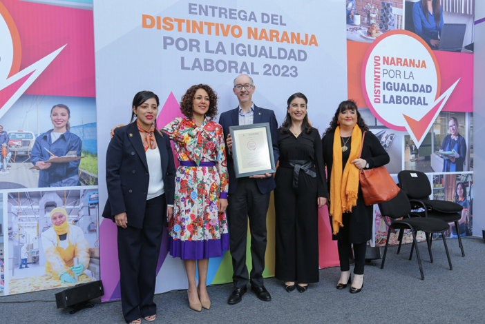 RecibeUAEMxdistintivonaranjaporfomentarigualdadlaboraleslaprimerauniversidadpblicaenobtenerla