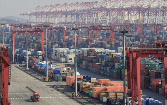 Tres agencias internacionales rebajaron las previsiones económicas para China que se aleja del objetivo marcado por Xi Jinping